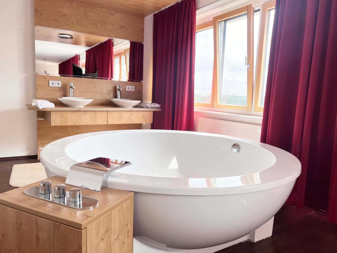 Suite mit Kingsize-Bett mit Whirlpool Bettenburg Hotel & Hostel Hamburg