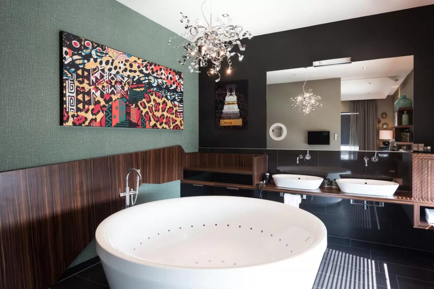 Suite mit Kingsize-Bett mit Whirlpool Van der Valk Hotel Düsseldorf