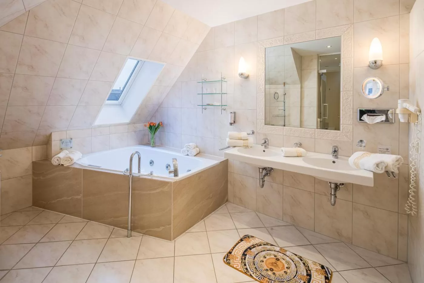 Suite mit Whirlpool-Badewanne und Sauna Hotel Augusta Am Kurfürstendamm Berlin